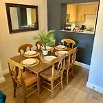 Wessex House - Cozy Town Centre Two Bedroom Apartment - Short Stroll To Beach And Nightlife