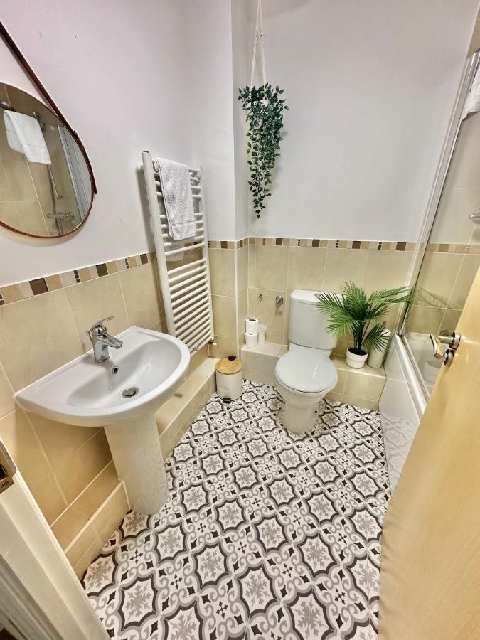 Apartment Wessex House - Cozy Town Centre Two Bedroom - Short Stroll To And Nightlife *